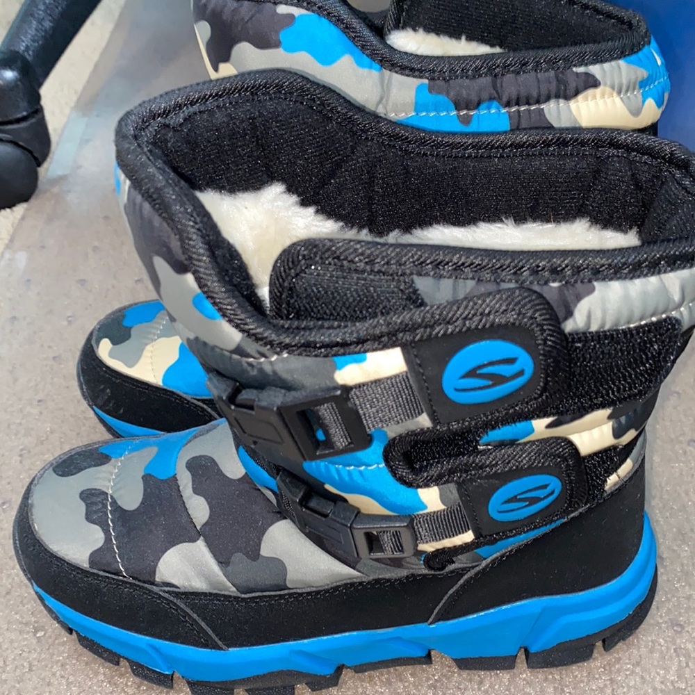 Winter snow boots size 1.5 little kid